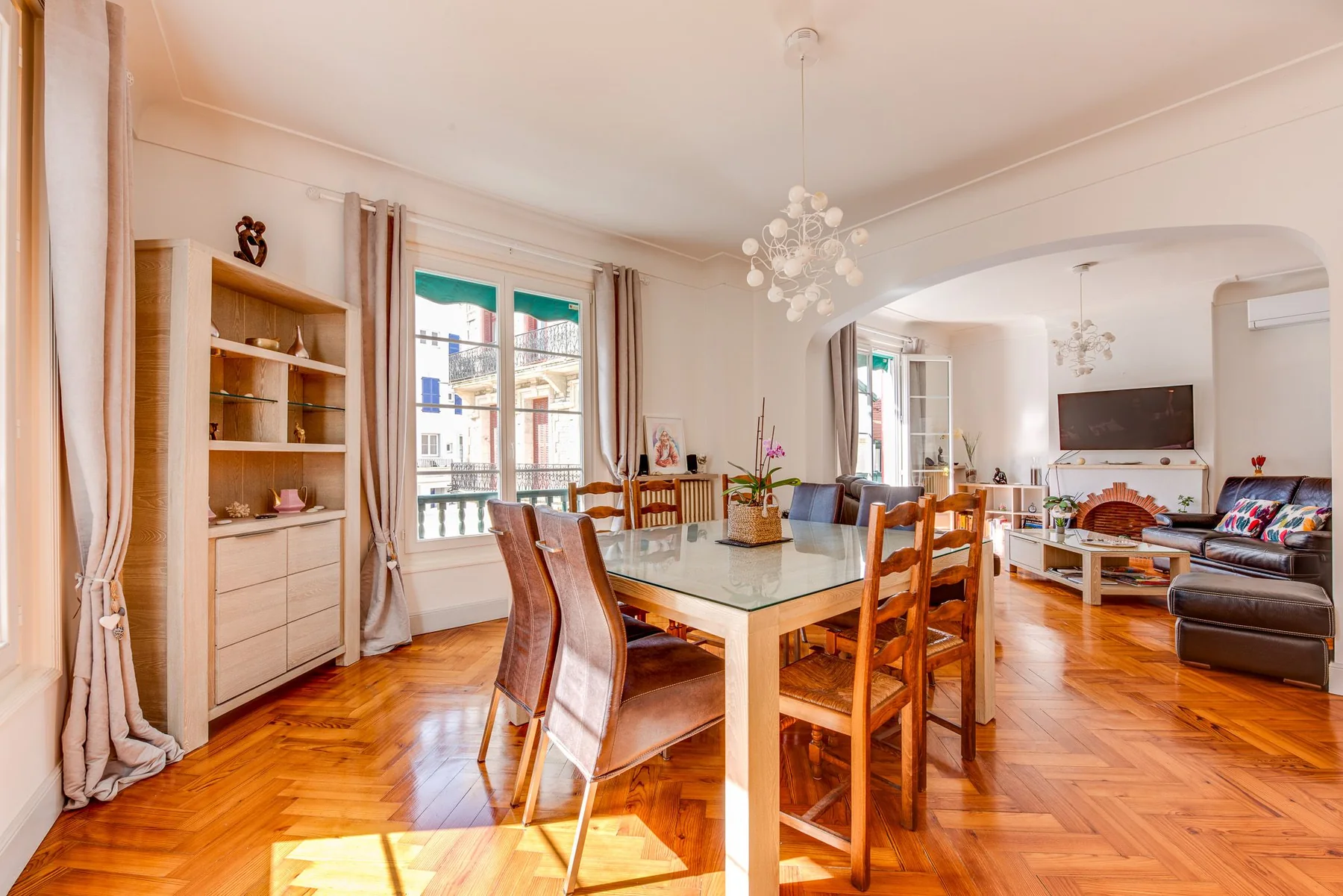 Bright and spacious living room in the Biarritz apartment